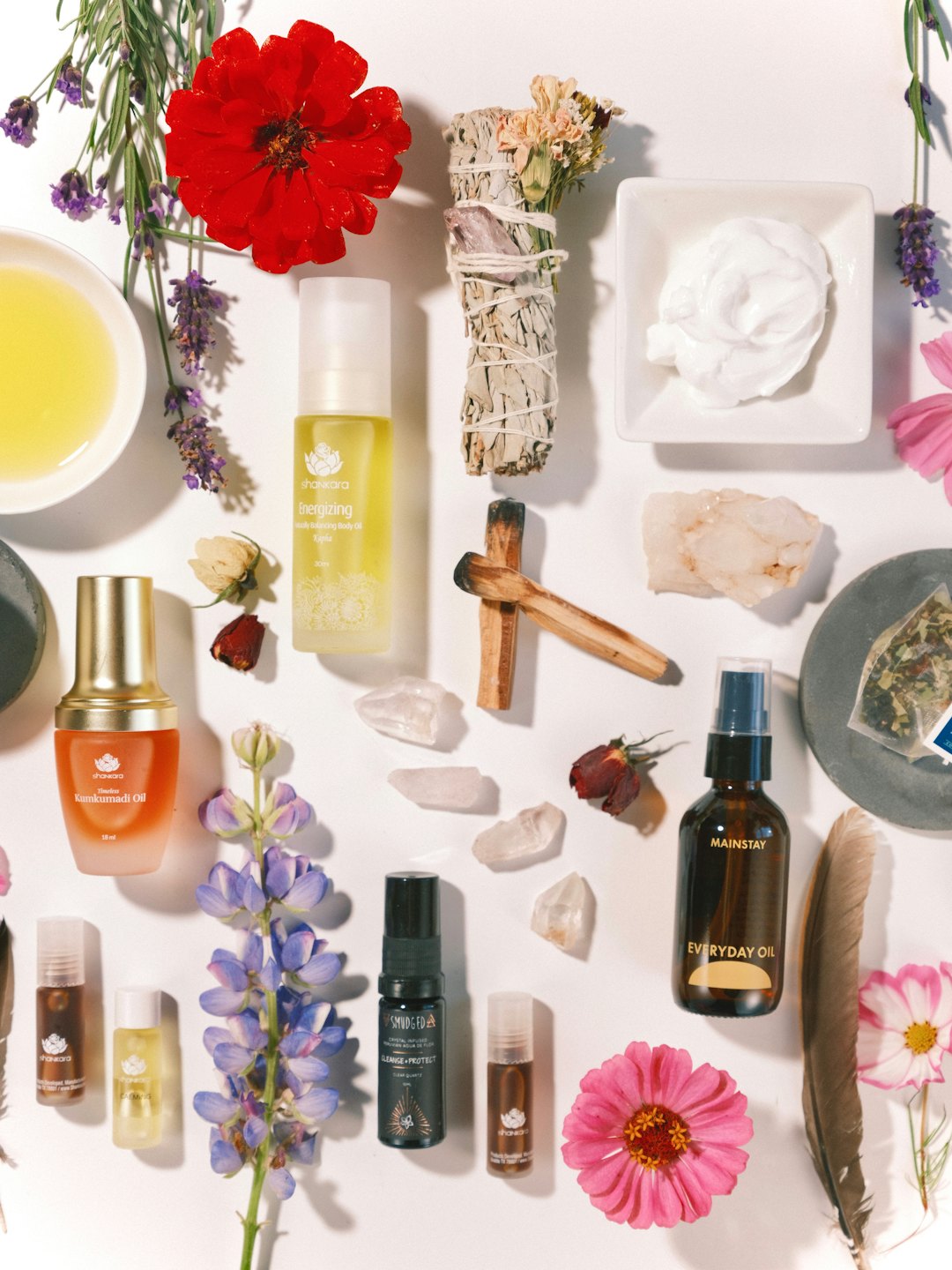 Naturalne produkty wellness i botanika ułożone na białej powierzchni.
